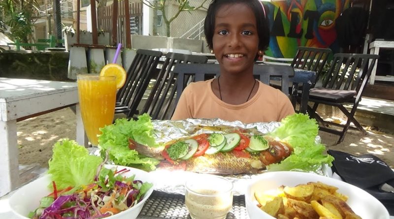 Seafood Lunch in Mirissa Beach Sri Lanka ❤ Travel for food